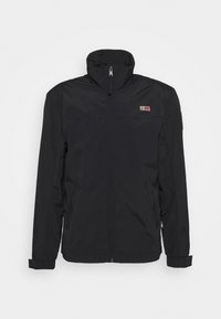 Czarna kurtka zapinana na zamek z kołnierzem stojącym, długimi rękawami, regulowanymi mankietami, bocznymi kieszeniami oraz małą prostokątną łatą z flagą na piersi.