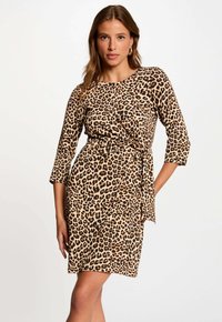 Leopardenmuster Kleid aus einem leichten, strukturierten Stoff. Mit einer taillierten Silhouette, Drei-Viertel-Ärmeln und einem gebundenen Taillen-Detail.