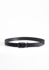 Cinturón de cuero negro con textura lisa, equipado con una hebilla de metal plateado y agujeros ajustables para abrochar. Diseño simple y elegante.