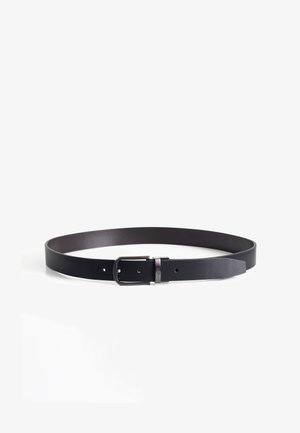 Cinturón de cuero negro con textura lisa, equipado con una hebilla de metal plateado y agujeros ajustables para abrochar. Diseño simple y elegante.