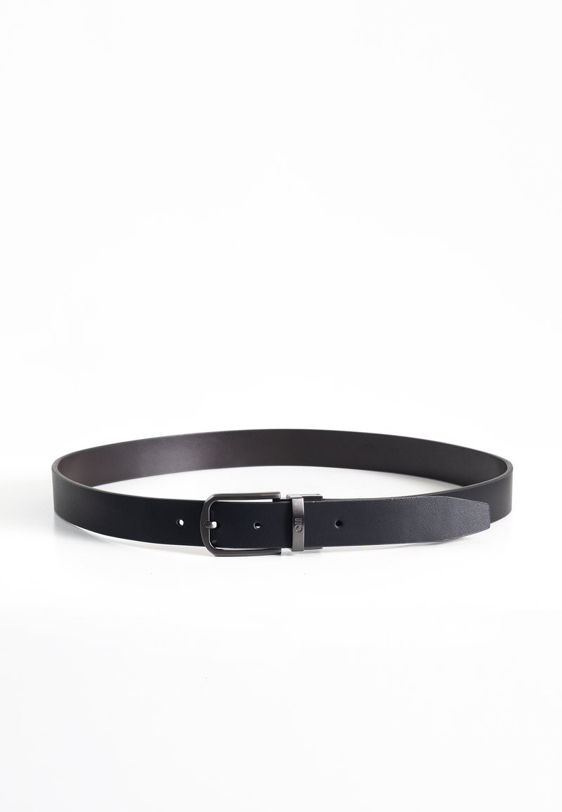 Cinturón de cuero negro con textura lisa, equipado con una hebilla de metal plateado y agujeros ajustables para abrochar. Diseño simple y elegante.