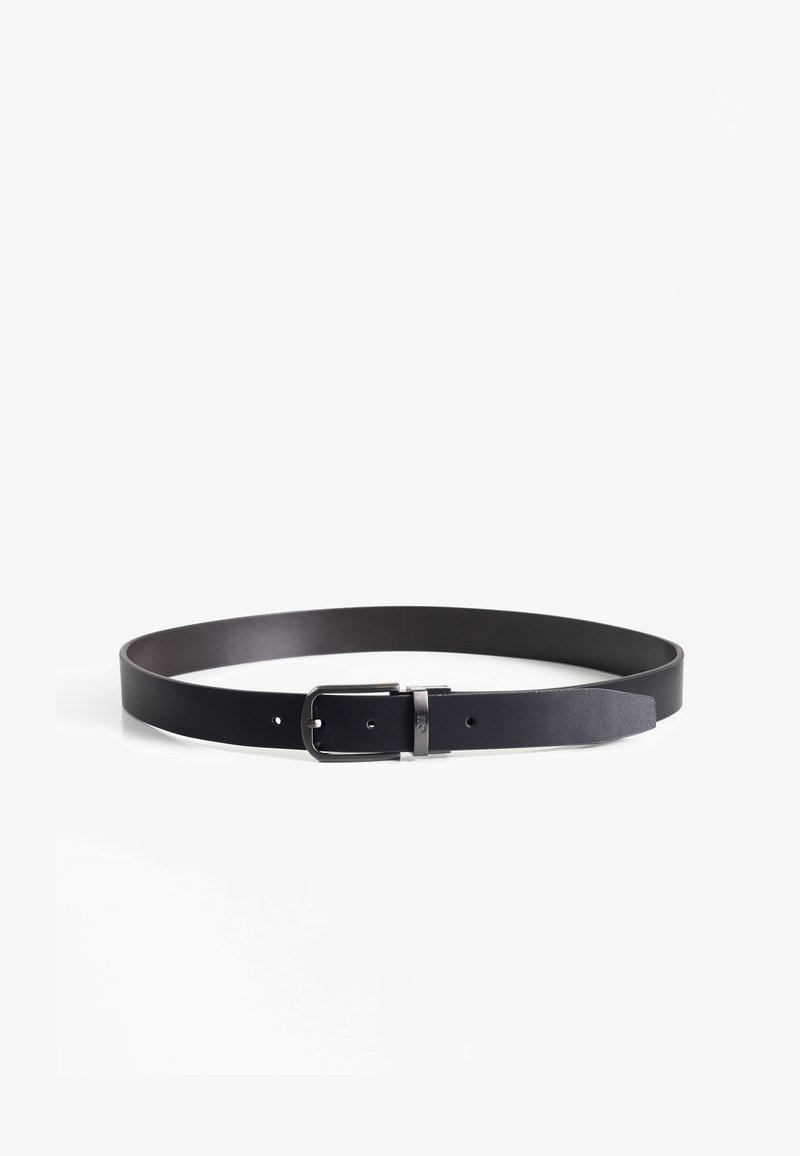 Cinturón de cuero negro con textura lisa, equipado con una hebilla de metal plateado y agujeros ajustables para abrochar. Diseño simple y elegante.