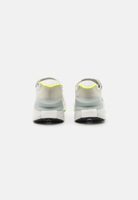 adidas Sportswear AVRYN - Športni copati - crystal white/lucid lemon