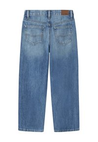 Pantalones de denim azul claro con un diseño recto, que cuentan con dos bolsillos traseros y un parche de cuero en la cintura.