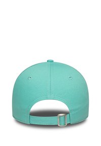Türkisfarbene Baseballmütze mit einem gebogenen Schirm, verstellbarem Riemen auf der Rückseite und strukturiertem Stoff. Sie hat ein Belüftungsloch an der Oberseite.