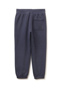 Námořnické modré tepláky vyrobené z měkké látky, s elastickým pasem, elastickými manžetami a jednou zadní kapsou.