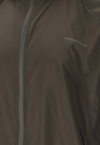 Braune Reißverschlussjacke mit zentralem Reißverschluss und „ENDURANCE“-Logo auf der oberen rechten Brustpartie.