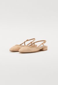 Beige mokkanahka slingback-kengät, jossa on teräväkärkinen muotoilu, säädettävä nilkkaremmi ja pieni loiva korko. Pehmeä rakenne ja minimalistinen muotoilu.