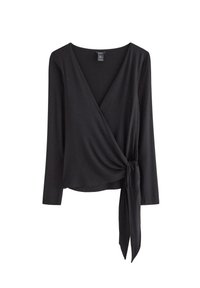 Svart omlottopp i mjukt tyg, med långa ärmar, V-ringning och knytning i midjan.