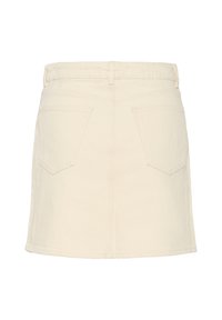 Džínsová sukňa v off-white farbe, s rovnými líniami, dvoma zadnými vreckami a pásom. Materiál má hladký, mierne textúrovaný povrch.