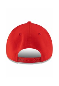 Rote Kappe mit runder Form, glatter Textur und verstellbarem Kunststoffverschluss. Enthält zwei Belüftungslöcher auf der Rückseite.