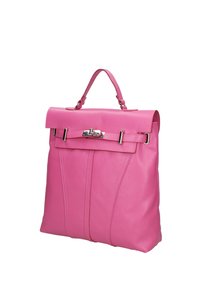 Roze leren rugzak met een gestructureerd ontwerp, voorzien van een bovenhandgreep, zilveren hardware en verticale naaddetails.