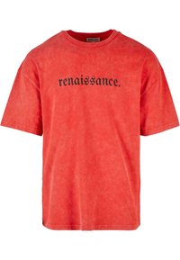 Punane suur t-särk pehme ja tekstuuriga viimistlusega ning mustal värvil kirjatükiga "renaissance" trükituna ees. Ümar kaelus ja lühikesed varrukad.
