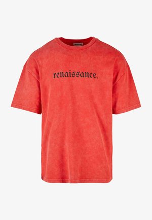 Punane suur t-särk pehme ja tekstuuriga viimistlusega ning mustal värvil kirjatükiga "renaissance" trükituna ees. Ümar kaelus ja lühikesed varrukad.