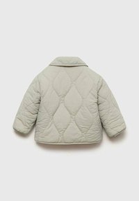 Svijetlosiva jakna s ušivenim uzorkom i ovratnikom, koja prikazuje dijamantni uzorak i širok kroj, izložena na jednostavnoj bijeloj pozadini.