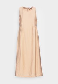 Bezramenné šaty do kolen vyrobené ze světle broskvového materiálu s hladkou texturou, s kulatým výstřihem a nařasením v pase.