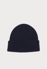 Bonnet en tricot côtelé bleu marine avec un revers replié. Texture douce avec un dessus sans couture, conçu pour la chaleur et le confort.