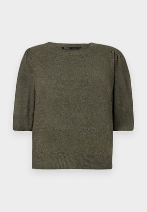 Alyvuogių žalios spalvos megztinis su trumpomis pūkuotomis rankovėmis, apvaliu iškirpimu ir raštuotais kraštais, pasižymintis minkšta tekstūra ir subtiliu blizgesiu.