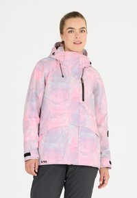 Wasserdichte Skijacke im rosa und helllila Wolkenmuster. Verfügt über einen hohen Kragen, eine verstellbare Kapuze und eine mit Reißverschluss verschlossene Brusttasche.