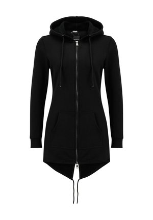 Fekete, hosszú ujjú kapucnis dzseki elején cipzárral, húzózsinórokkal, két első zsebbel és aszimmetrikus szegéllyel, mely hátul hosszabb.