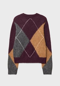 Maglione con scollatura tonda caratterizzato da un motivo argyle nei colori bordeaux scuro, grigio e cammello. Realizzato in morbido materiale a maglia.