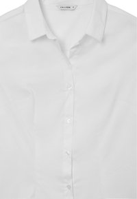 Camicia bianca con bottoni, realizzata in tessuto morbido, con colletto classico, leggero lucido e una fila di cinque bottoni rotondi lungo la parte anteriore.