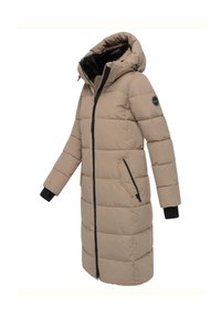 Abrigo acolchado beige con capucha, cremallera frontal, detalles en negro, patrón de acolchado, bolsillos laterales y puños acanalados. Forro interior suave visible.