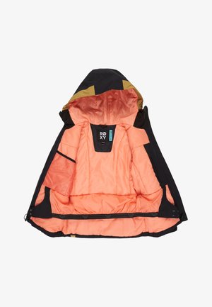 Veste noire avec capuche, dotée d'une doublure orange, d'une étiquette logo et de poches en maille. Matériau extérieur lisse avec un design structuré.