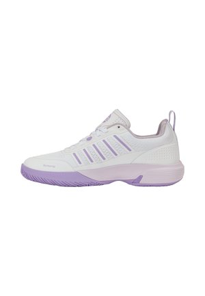 Chaussure de sport blanche avec des touches violettes, semelle résistante et design à lacets, vue de côté sur fond blanc.