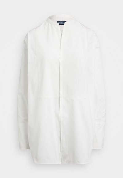 Λευκό πουκάμισο μακρυμάνικο με γιακά μπάντας, έχοντας πλισέ πάνελ μπροστά και ίσια σχεδίαση. Απαλή υφή υφάσματος.