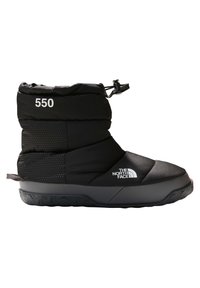 Botas de invierno aisladas en color negro con suela gruesa, cierre de cordón en la parte superior, logotipos "550" y "The North Face" en el lateral.