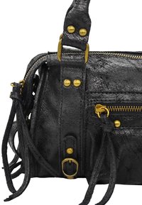 Sac à main en cuir noir avec quincaillerie en ton doré, une poche zippée, des accents de bandoulière décoratifs et une finition texturée.