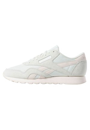 Baskets basses Reebok blanches et rose clair avec superpositions en daim, fermeture à lacets et semelle texturée, présentées en profil droit.