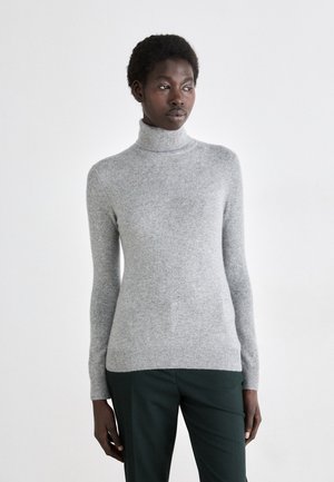 Γκρι ζιβάγκο φούτερ που είναι κατασκευασμένο από μαλακό υλικό. Εφαρμοστή σχεδίαση με μακριά μανίκια και ριμπ μπαντάκι. Συνδυάζεται με σκούρες πράσινες παντελόνες.