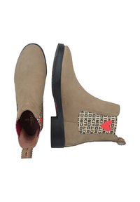 Beżowe zamszowe botki do kostki z czarną gumową podeszwą. Posiadają kolorowy elastyczny boczny panel w wzory oraz małą pętelkę z tyłu.