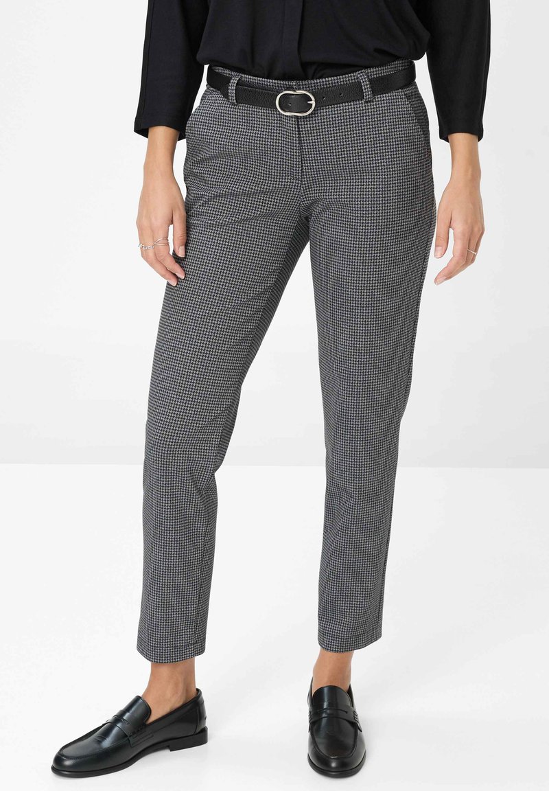 Grau-schwarz karierte Hose mit schmaler Passform, flachem Front und subtiler Textur. Akzentuiert durch einen schwarzen Gürtel mit einer silbernen Schnalle.