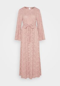 Różowa maxi sukienka z koronką, z długimi rękawami w kształcie dzwonu, okrągłym dekoltem i paskiem do związania z przodu. Materiał ma kwiatowy wzór i teksturowane wykończenie.