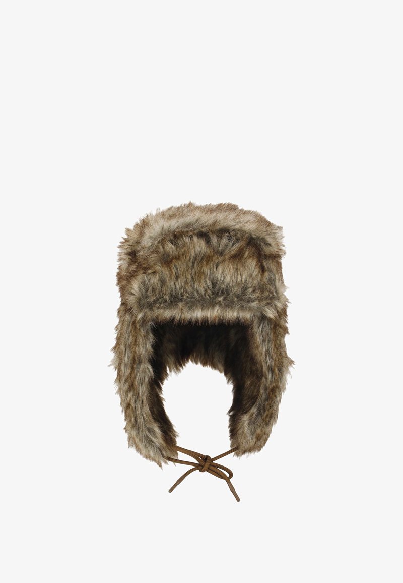 Gorro de trampa de piel sintética en marrón, que cuenta con un exterior grueso y texturizado, orejeras y un lazo marrón para un ajuste seguro.