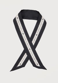 Μαύρο και λευκό στενό κασκόλ με το κείμενο και το λογότυπο «Elisabetta Franchi», απλωμένο σε επίπεδη, διπλωμένη σε σχήμα σταυρού φόρμα σε λευκό φόντο.