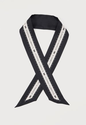 Μαύρο και λευκό στενό κασκόλ με το κείμενο και το λογότυπο «Elisabetta Franchi», απλωμένο σε επίπεδη, διπλωμένη σε σχήμα σταυρού φόρμα σε λευκό φόντο.