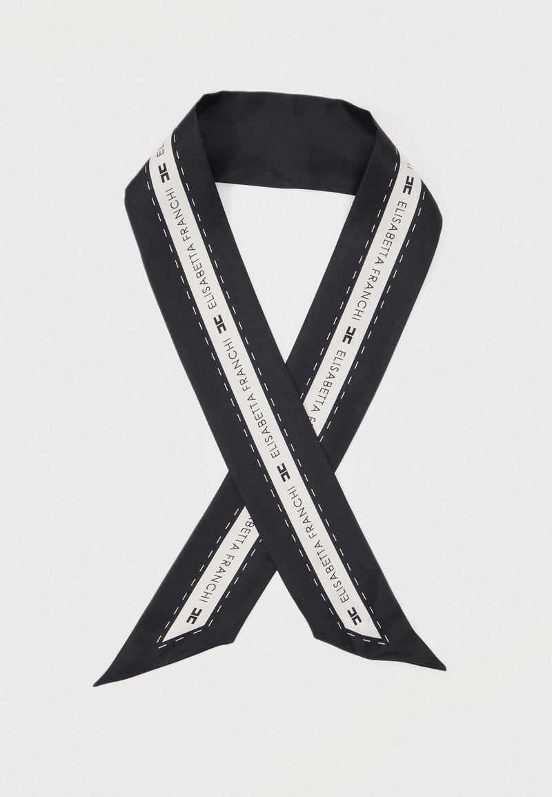 Μαύρο και λευκό στενό κασκόλ με το κείμενο και το λογότυπο «Elisabetta Franchi», απλωμένο σε επίπεδη, διπλωμένη σε σχήμα σταυρού φόρμα σε λευκό φόντο.