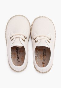 Scarpe da ginnastica bianche con punte arrotondate, lacci intrecciati e una suola in gomma testurizzata. L'interno presenta un logo del marchio stampato in marrone chiaro.