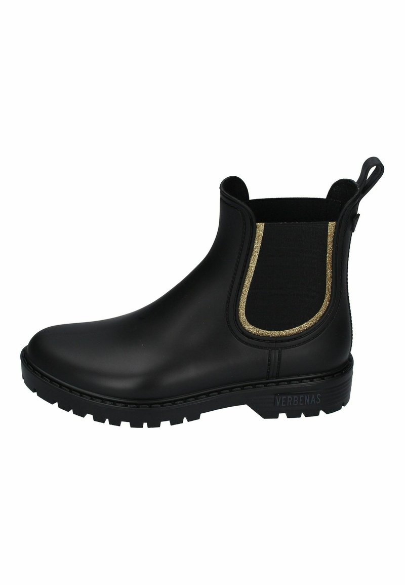 Bottine chelsea en caoutchouc noir avec accent en élastique doré, bout arrondi, semelle texturée et loquet à l'arrière. Marque visible sur le côté.