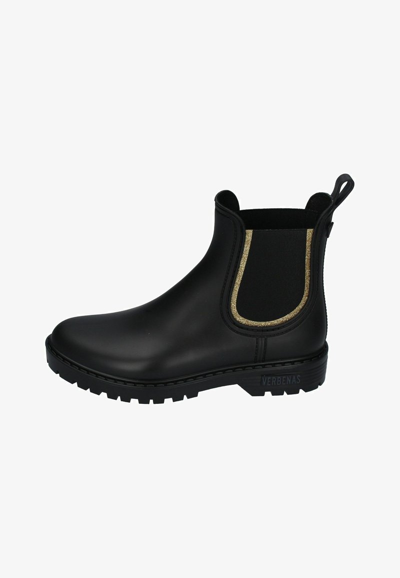 Bottine chelsea en caoutchouc noir avec accent en élastique doré, bout arrondi, semelle texturée et loquet à l'arrière. Marque visible sur le côté.