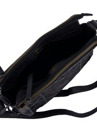Czarna skórzana torebka na ramię z złotym zamkiem błyskawicznym, wewnętrzną kieszenią i regulowanym paskiem. Posiada teksturowaną powierzchnię oraz przestronną, wyłożoną wnętrze.