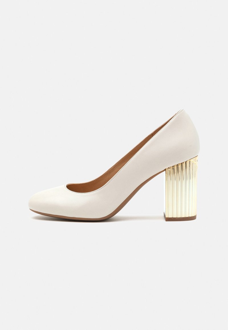 Chaussure à talon haut en cuir blanc avec un bout arrondi et un talon bloc métallique doré texturé sur fond uni.