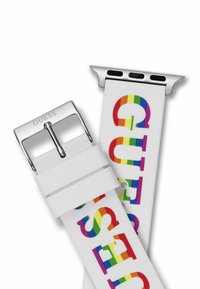 Correa de reloj de silicona blanca con letras "GUESS" impresas en un gradiente de colores del arcoíris. Hebilla de metal con acabado pulido.