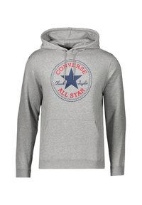 Grauer Kapuzenpullover mit Kängurutasche vorne. Mit rundem blau-rotem Logo mit einem Stern und dem Schriftzug "Converse Chuck Taylor All Star."