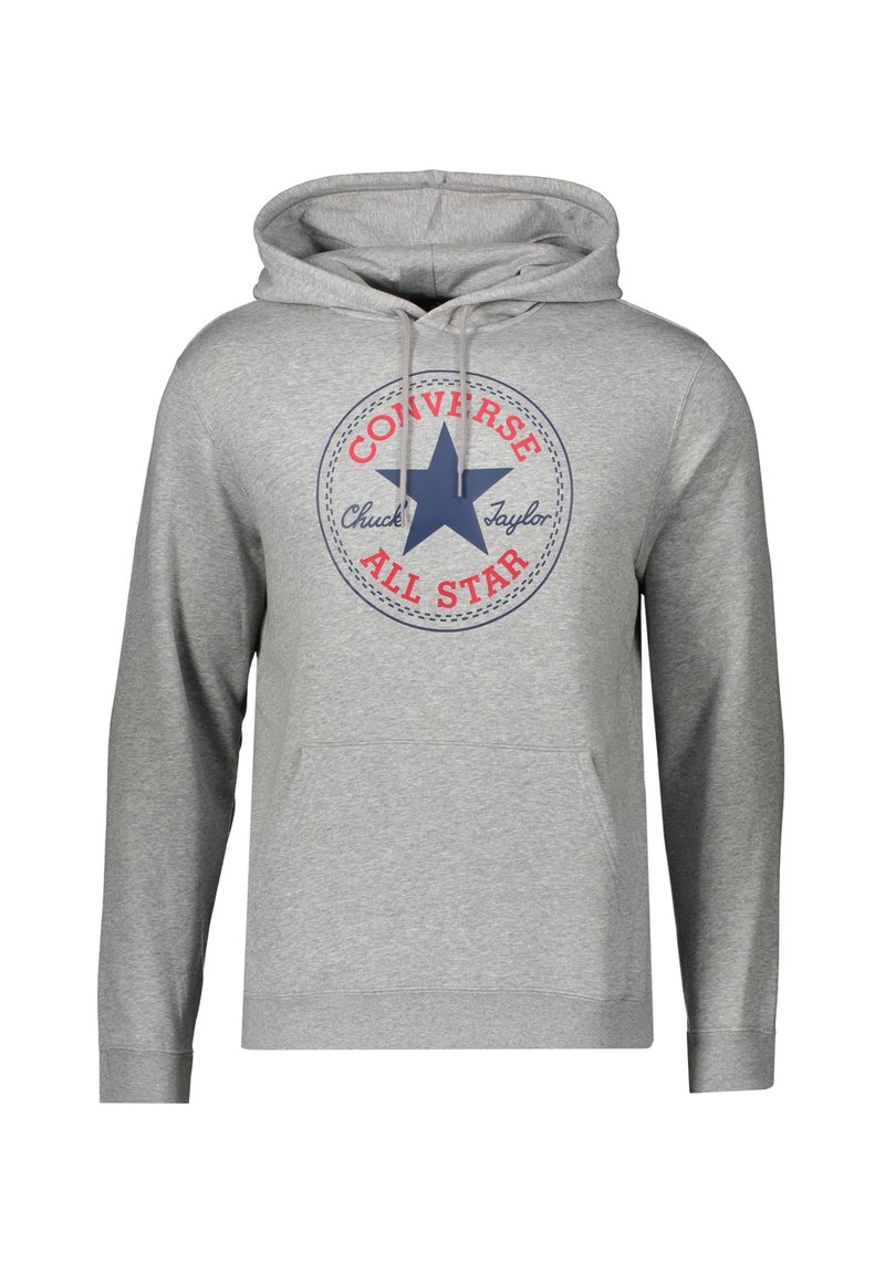 Grauer Kapuzenpullover mit Kängurutasche vorne. Mit rundem blau-rotem Logo mit einem Stern und dem Schriftzug "Converse Chuck Taylor All Star."