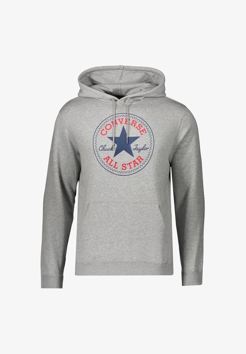 Grauer Kapuzenpullover mit Kängurutasche vorne. Mit rundem blau-rotem Logo mit einem Stern und dem Schriftzug "Converse Chuck Taylor All Star."